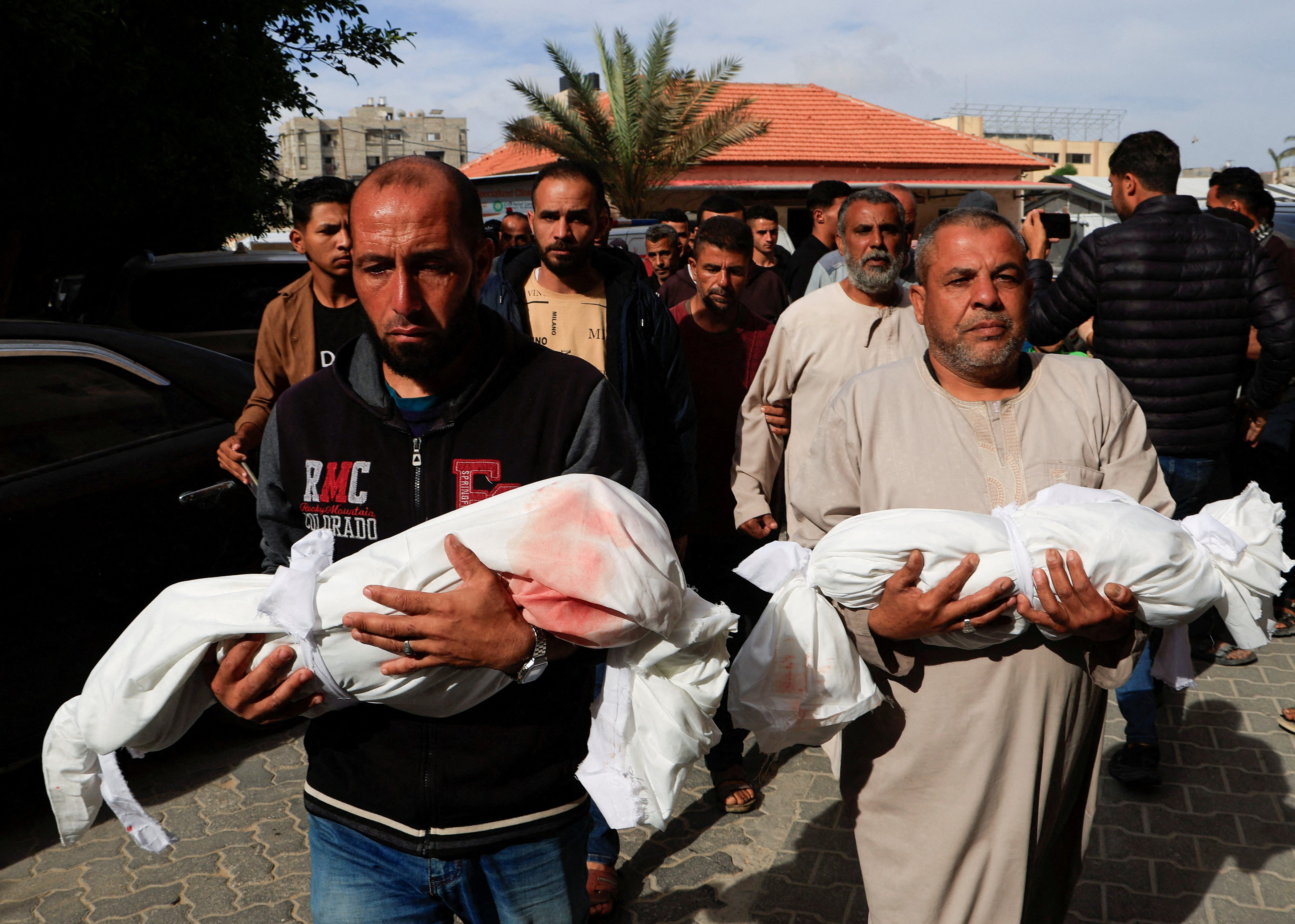 يحمل الفلسطينيون جثث الطفلين ، مااث وموتاز البايوك ، الذين قتلوا في ضربات إسرائيلية ، في مستشفى ناصر في خان يونس ، جنوب غزة قطاع ، 15 مايو 2025. 